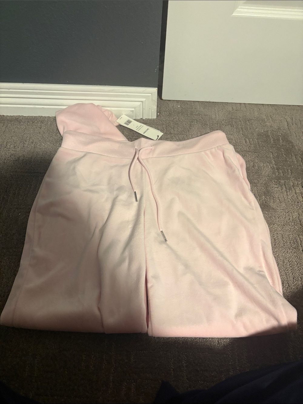 Juicy Couture Light Pink Velour pants with Branded Tag - Picture 4 of 4